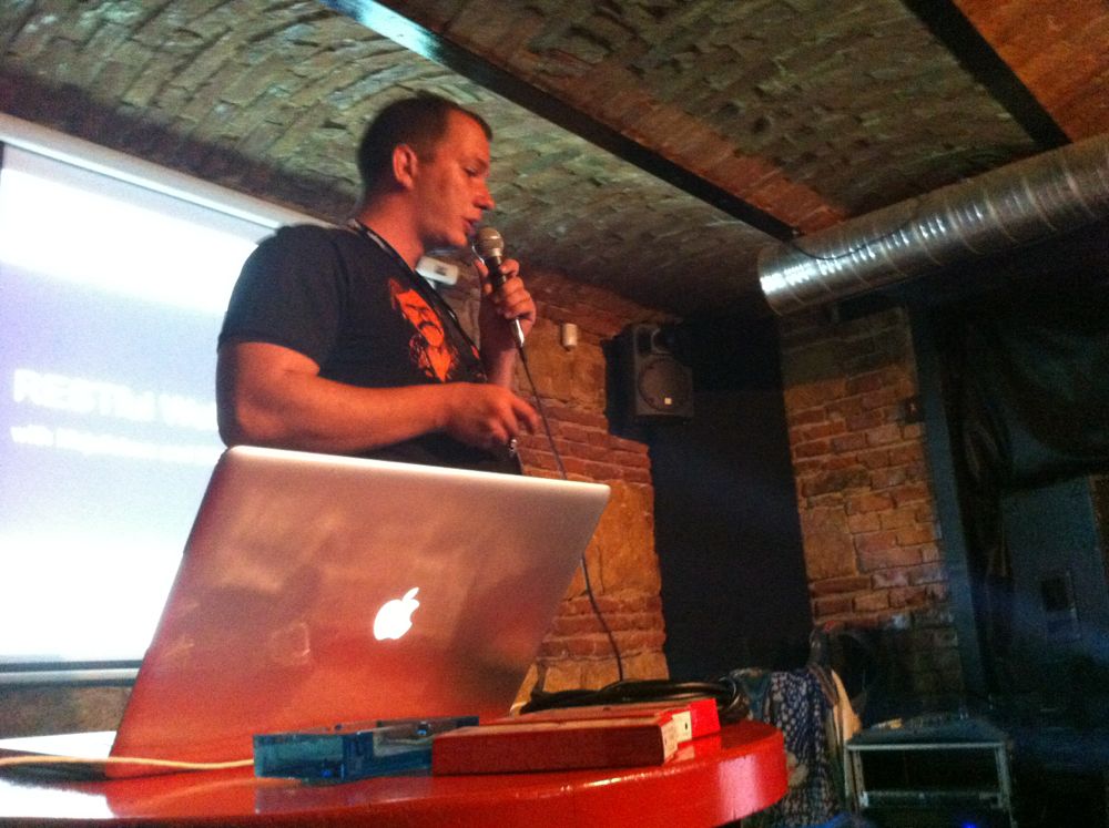 Tudor presenting at Cluj.pm